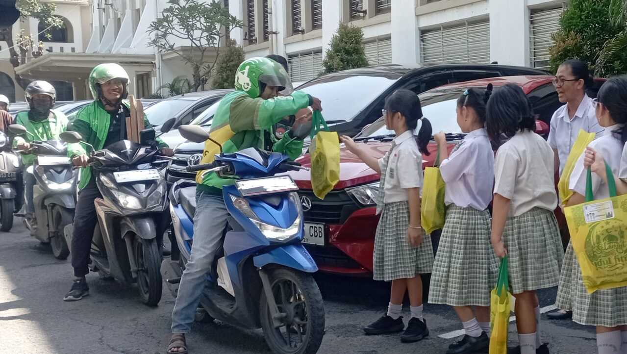 Ajarkan Toleransi, Siswa SD Santa Maria Surabaya Bagikan Bingkisan Idulfitri di Kawasan Sekitar Sekolah