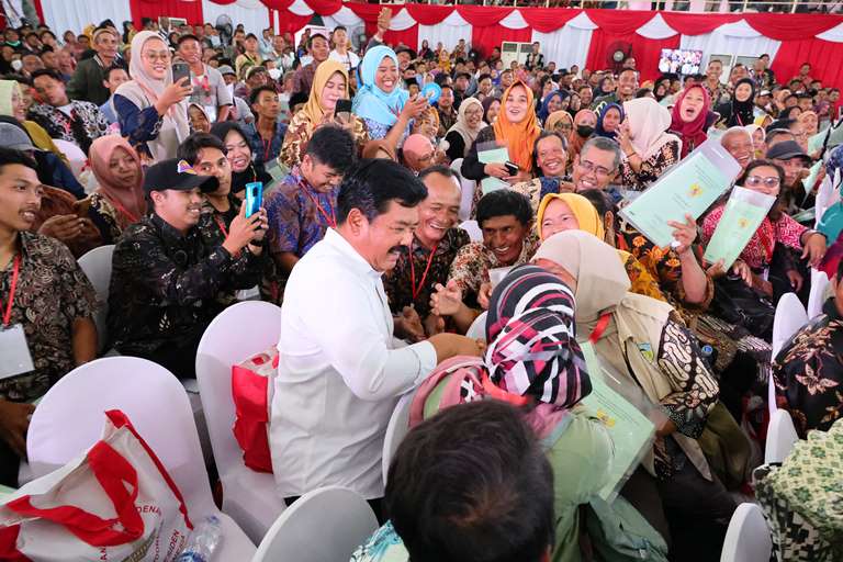 Penyerahan Sertifikat Tanah di Sidoarjo, Hadi Tjahjanto:  PTSL dan Redistribusi Terus Berjalan