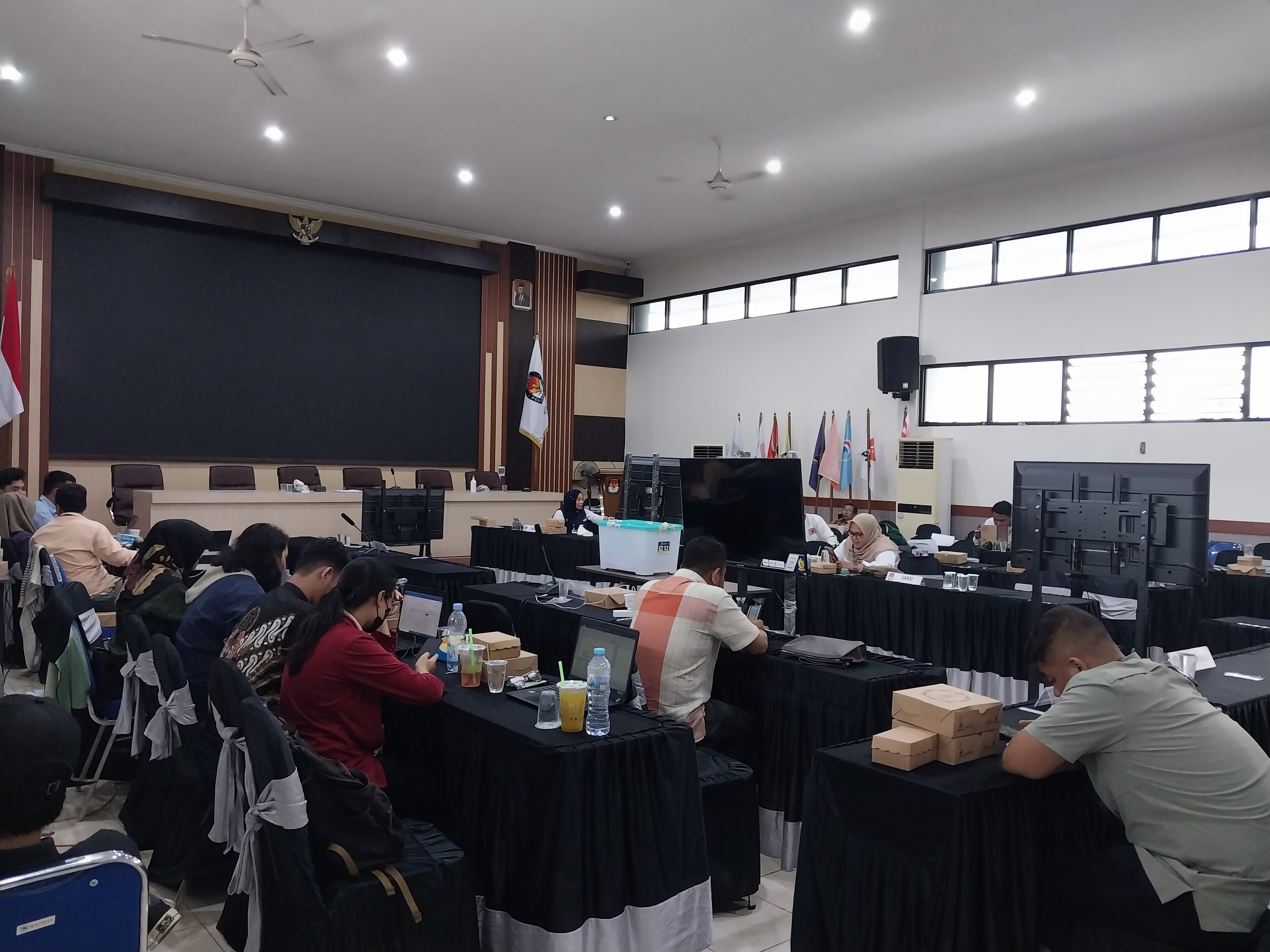 Parah! Rekapitulasi KPU Surabaya Molor, Saksi Sampai Ketiduran di Meja