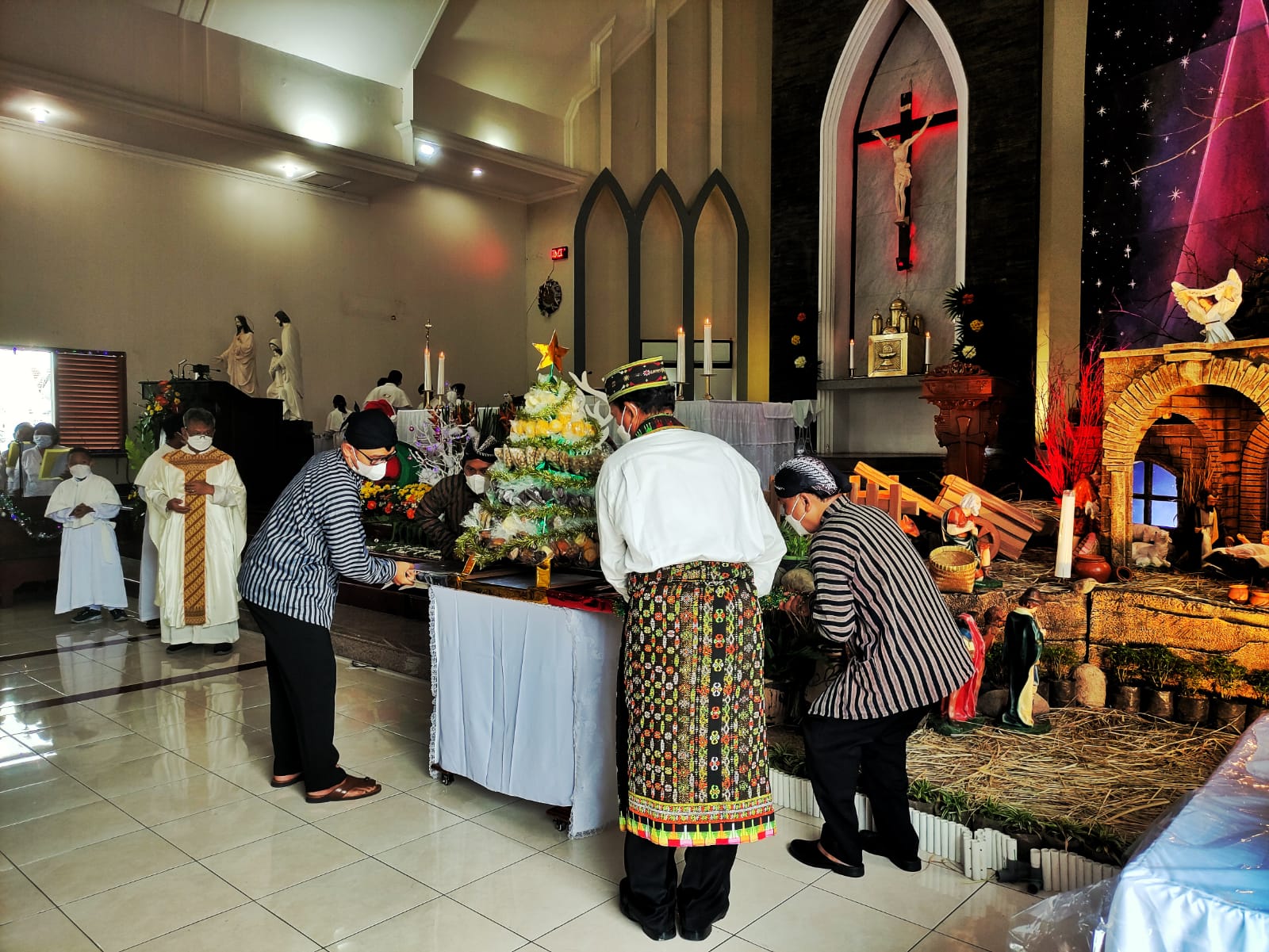 Uniknya Misa Natal Santa Maria Bunda Allah Semarang, Baju Adat Nusantara hingga Gunungan