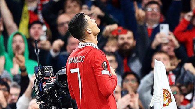 Ronaldo Full Senyum, Bawa The Red Devils Dekati Puncak Klasemen