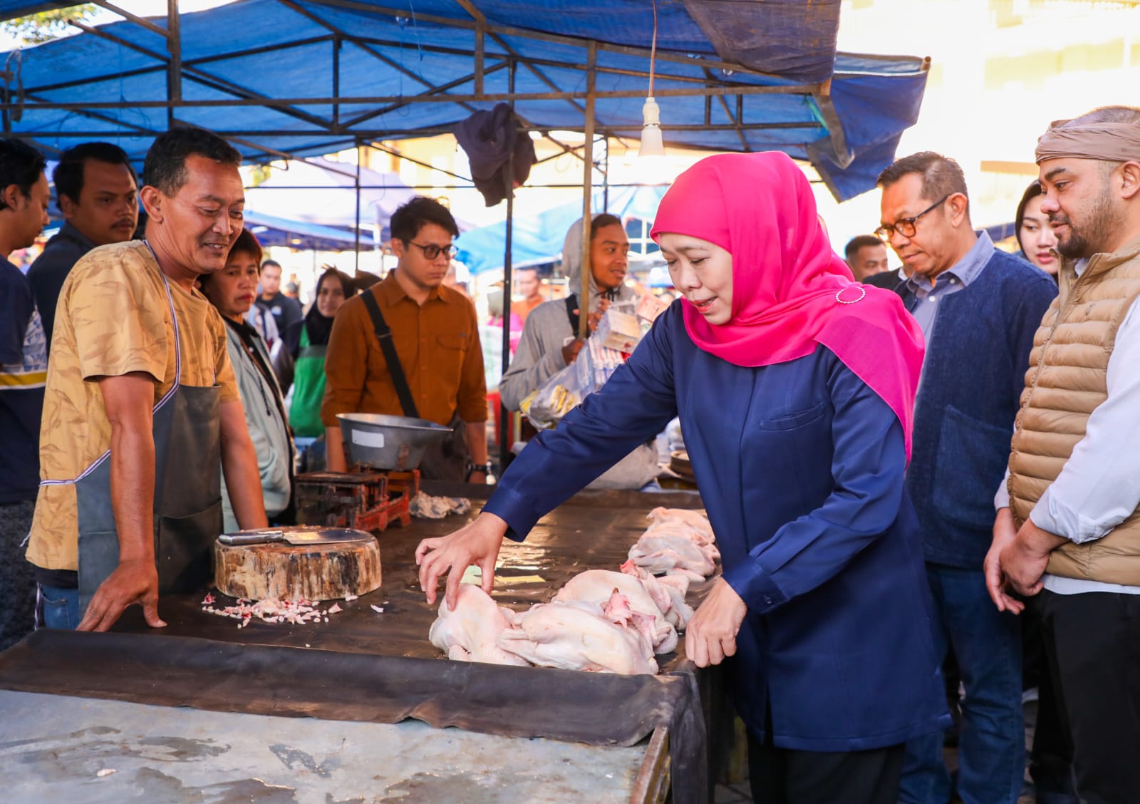 Khofifah Sidak Ketersediaan Bahan Pokok di Hari Kedua Ramadan, Jamin Harga Tetap Stabil