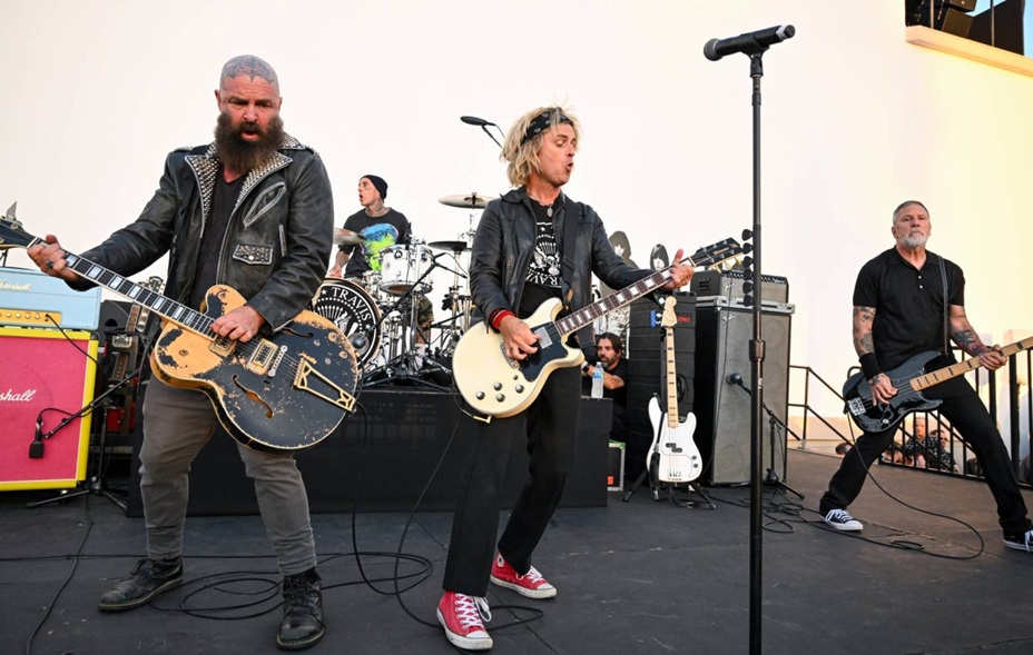 HUT ke-50 Ramones, Intip Momen Langka Billie Joe Armstrong Tampil Perdana Bareng Travis Barker