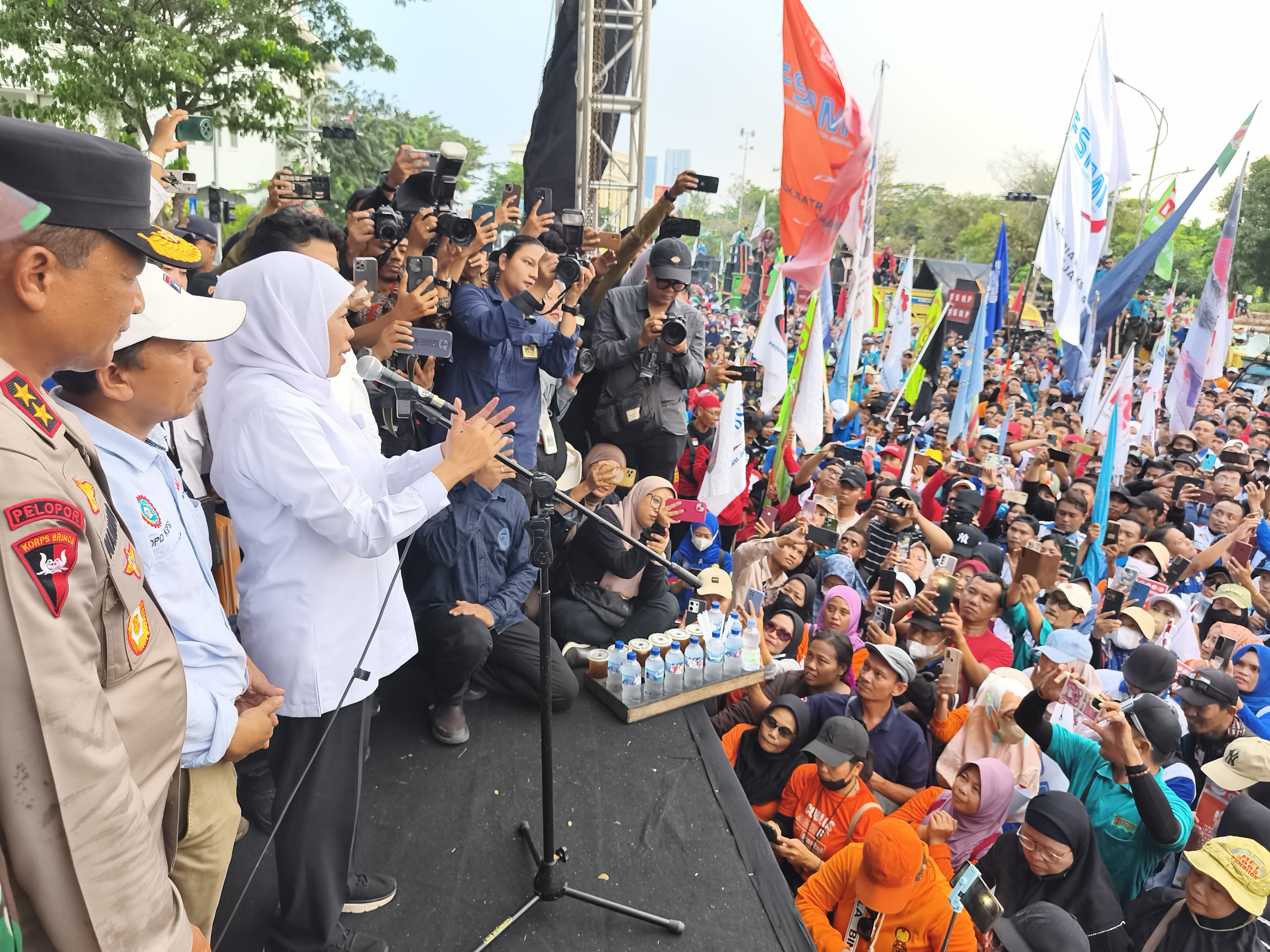 Muncul di Tengah-Tengah Aksi Buruh, Khofifah Janjikan Ini 