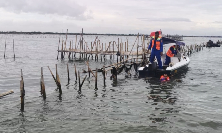 Ombak 2 Meter karena Cuaca Buruk, Pembongkaran Pagar Laut di Pesisir Tangerang Ditunda Sementara