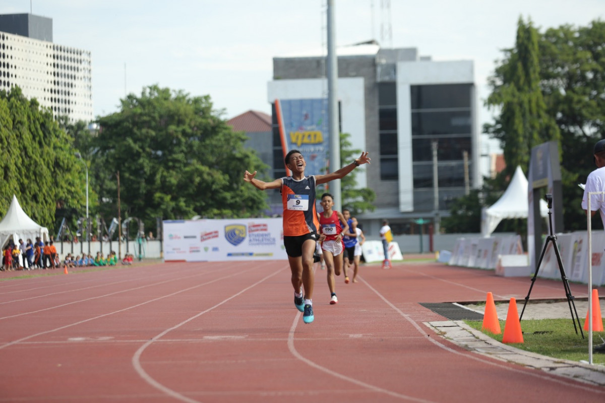 Delegasi SMPN 1 Tengaran Semarang Juarai Lari 800 Meter Putra