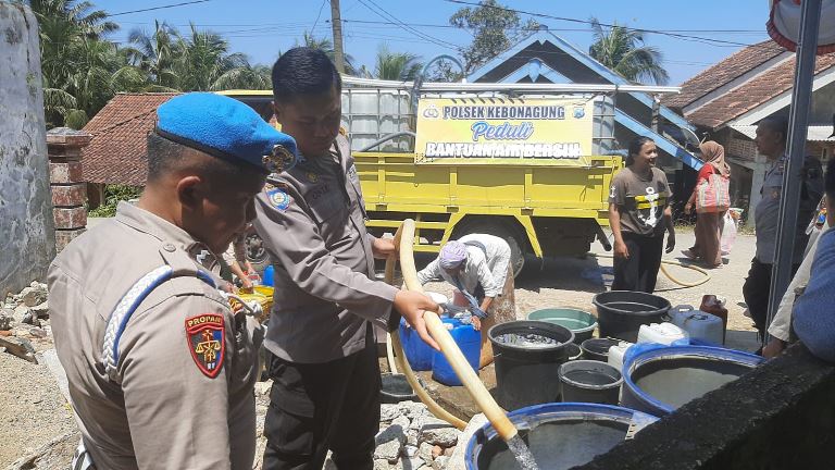 Polres Pacitan Salurkan Air Bersih untuk Warga Desa Klesem