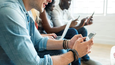 No More FOMO. Belajar Nikmati Momen Tanpa Harus Pamer di Sosmed