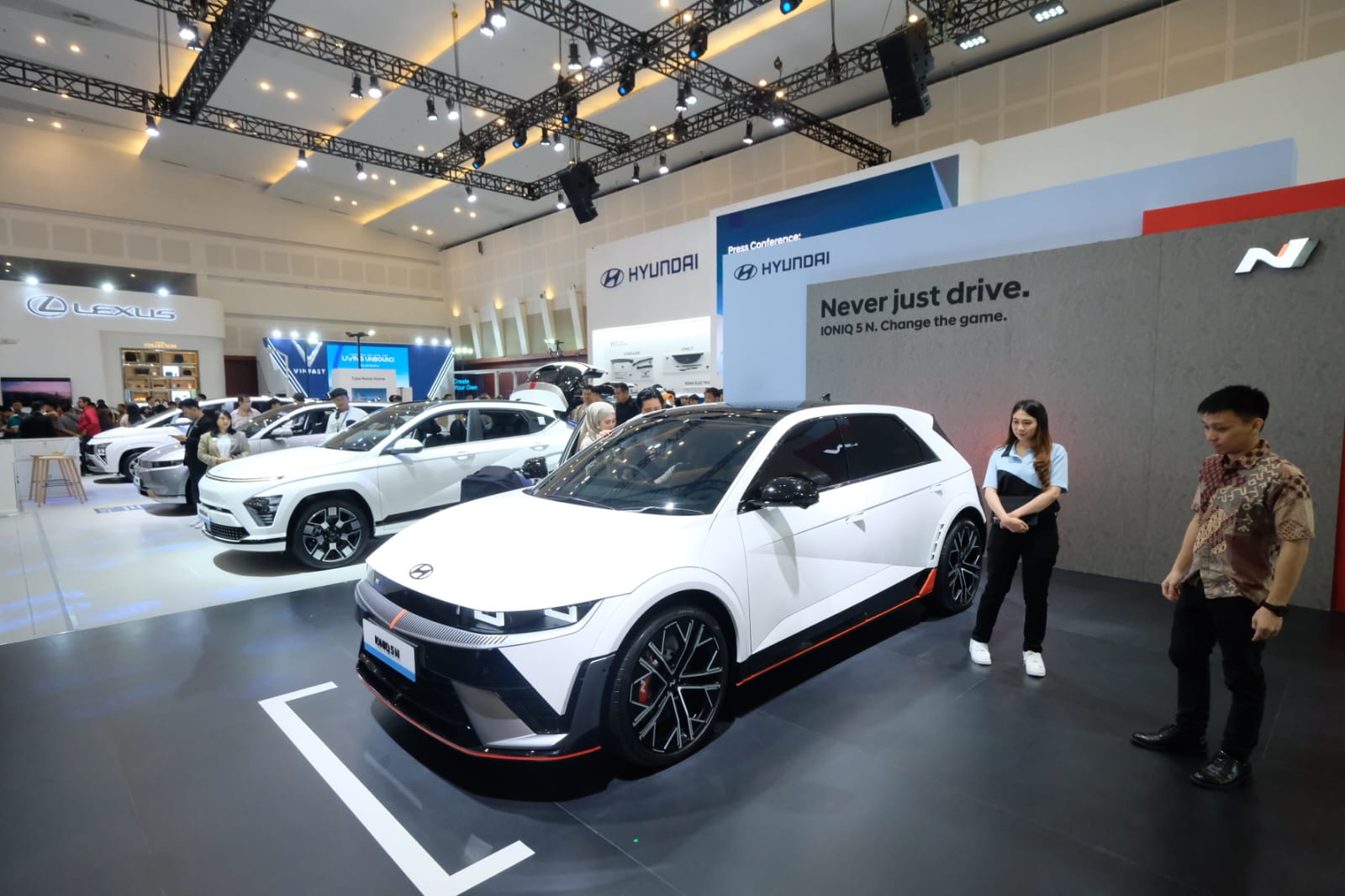 Dalam GIIAS Surabaya 2024, Hyundai Hadirkan 2 Mobil Listrik All new KONA Electric dan IONIQ 5 N.