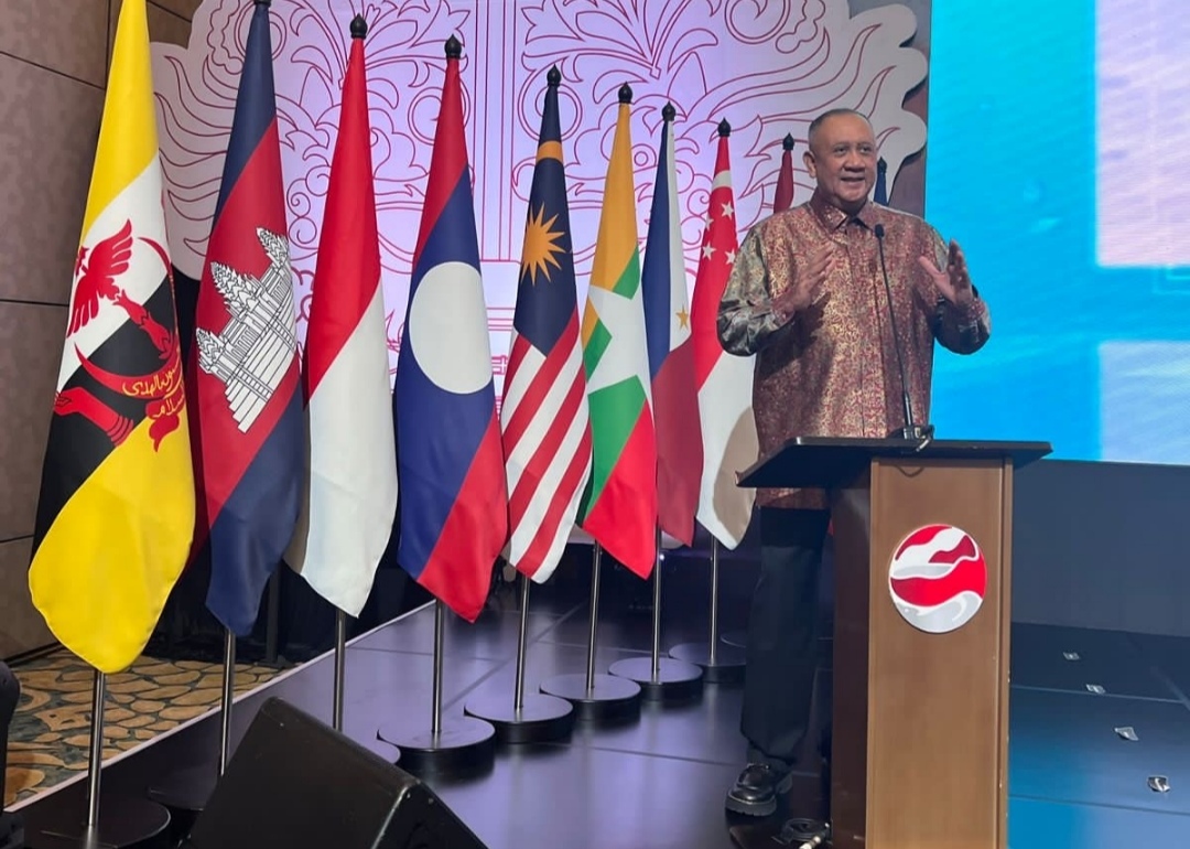 Rino 'Donny' Donosepoetro WNI Pertama dalam 13 Tahun yang Dianugerahi OBE oleh Raja Charles III