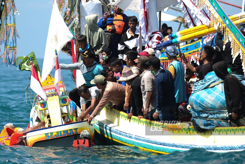 Warga Padelegan Madura Gelar Petik Laut, Larung Sesaji di Laut Lepas