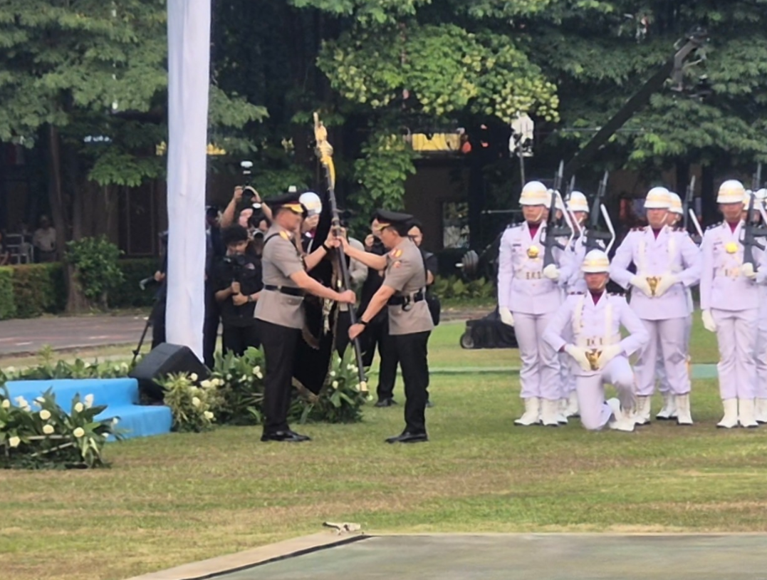 Momen Penyerahan Panji Tribrata dari Jenderal Listyo Sigit ke Jenderal Suyudi Ario Seto