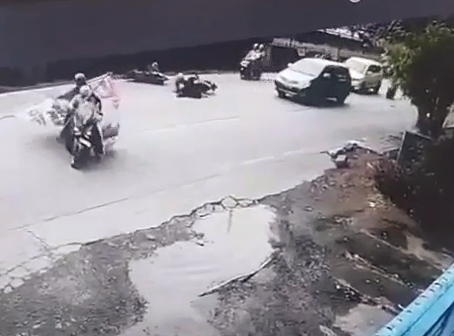 Baliho Caleg PSI di Jakarta Barat Timpa Pengendara Motor Hingga Sebabkan Kecelakaan
