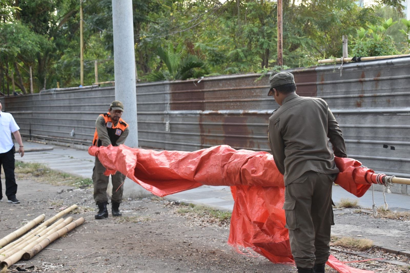 Rampas Hak Pengguna Jalan, Satpol PP Surabaya Tertibkan PKL Jalan Kertomenanggal