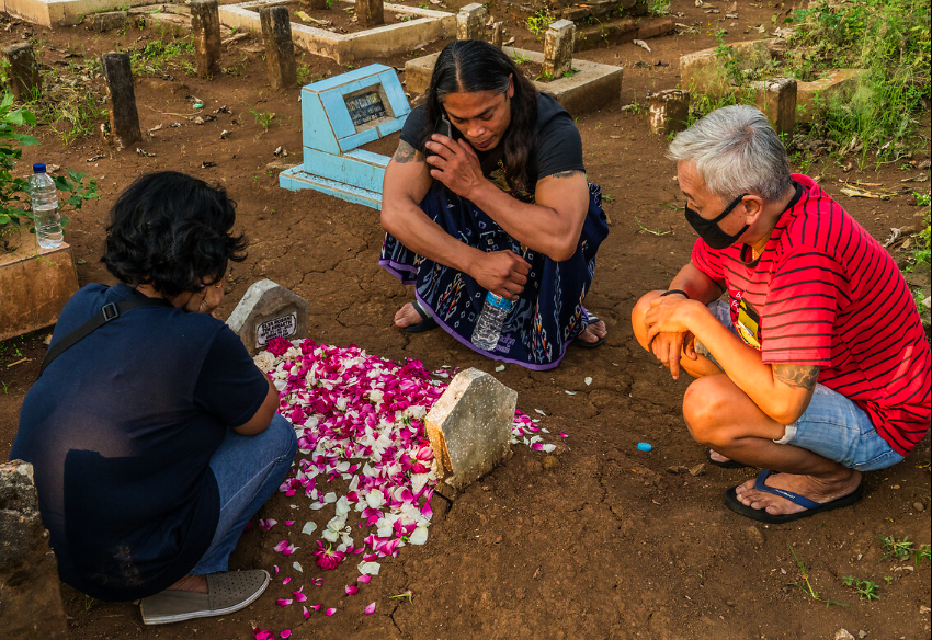 Mijn Roots Mencari Orang Tua Kandung: Tiga Saudara Bersatu di Makam Ibu (28)