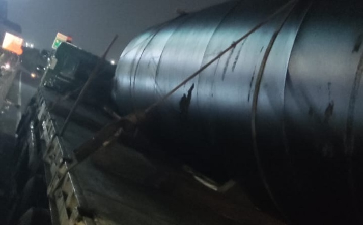 Pipa Jumbo Lepas dari Truk Trailer di Tol Wiyoto Wiyono, 4 Pedagang Pasar Cipluk Luka