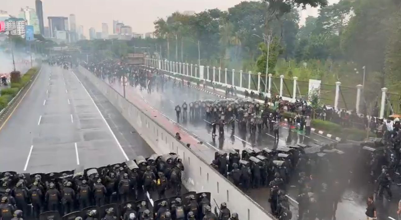 Demo Buruh di DPR Ricuh, Polisi Tembakkan Gas Air Mata dan Gunakan Water Cannon