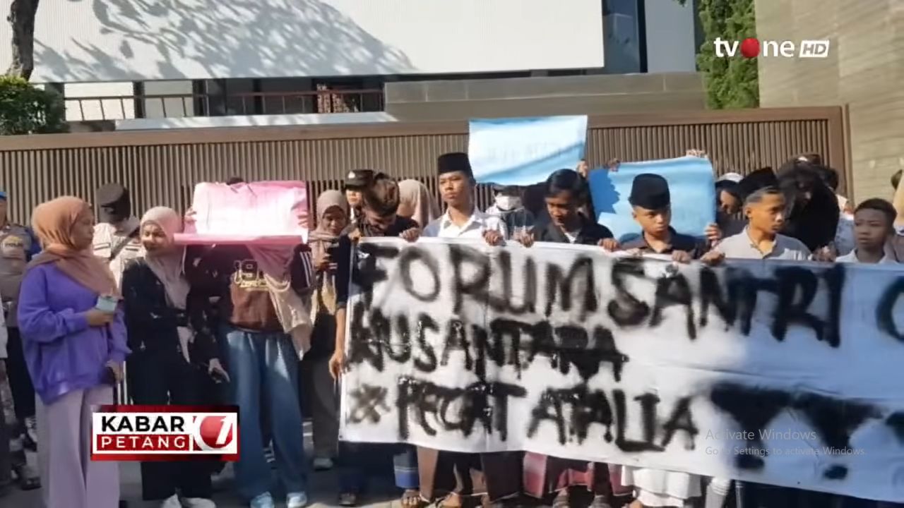 Forum Santri Nusantara Geruduk Rumah Atalia Praratya, Protes soal Pernyataan APBN untuk Ponpes Al Khoziny