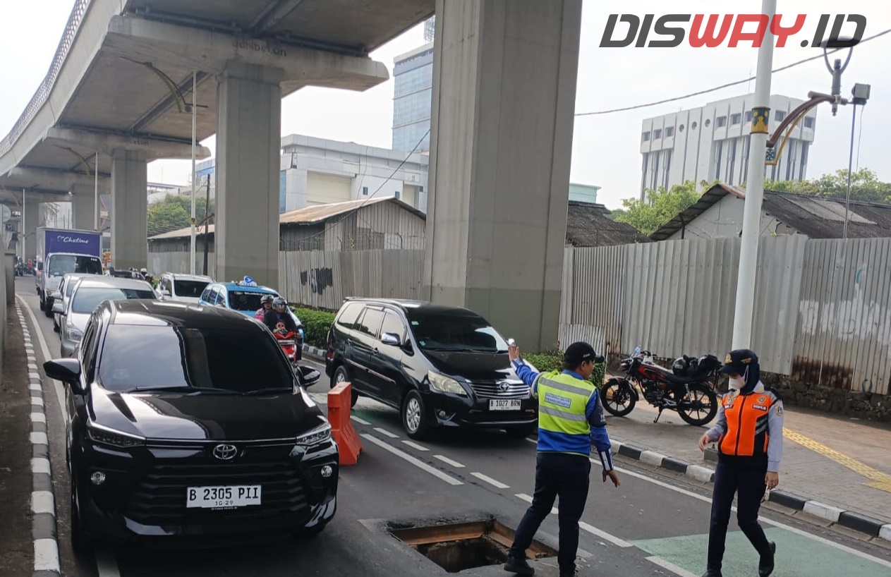 Duh! Besi Penutup Saluran Air di Tengah Jalan MT Haryono Jakarta Hilang