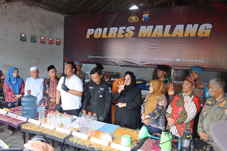 Ada Pabrik Miras Rumahan di Malang, Sekali Produksi 250 liter Arak