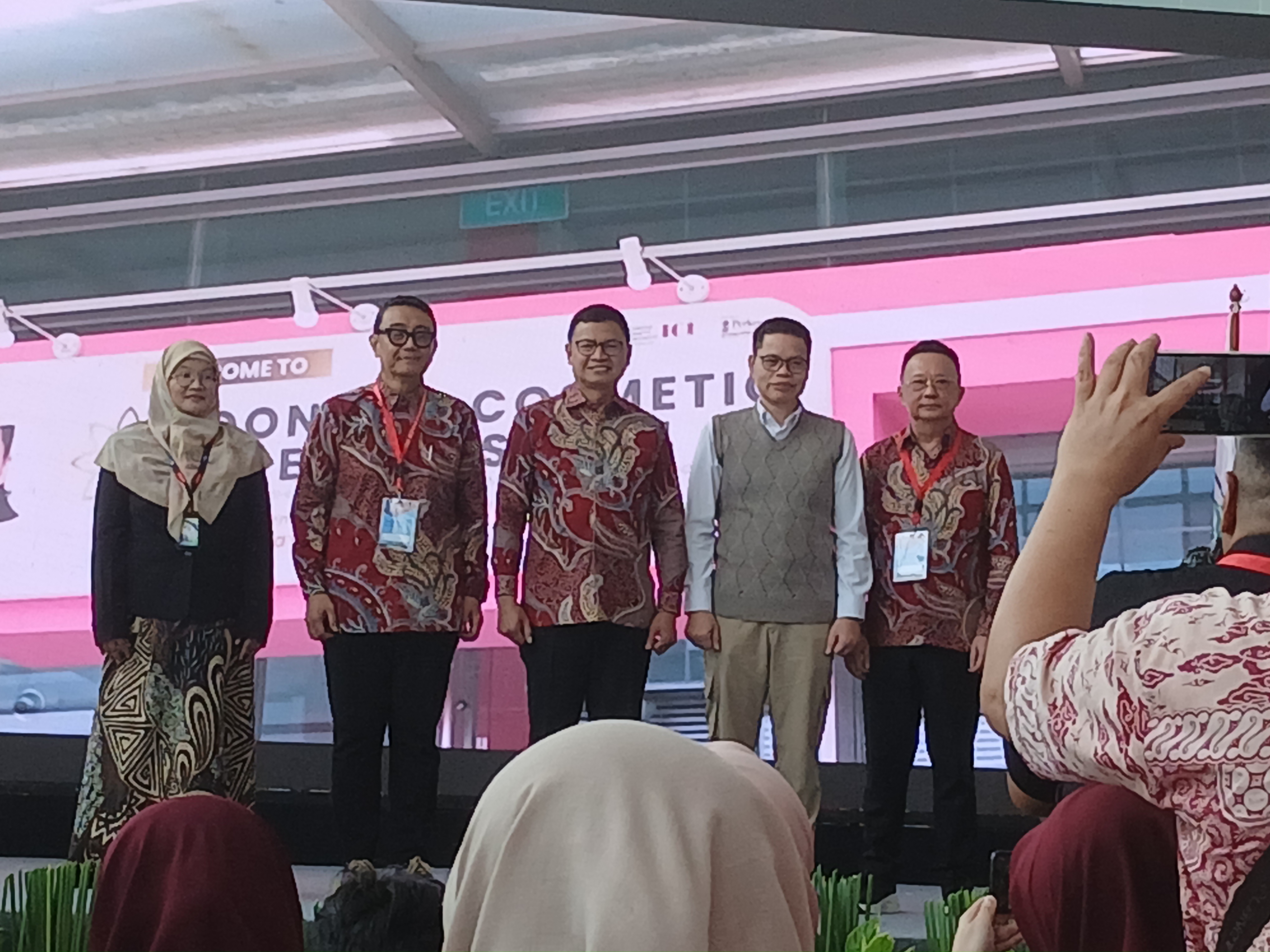 Tiap Hari Pakai Makeup, Industri Kosmetik RI Tembus 158 Triliun