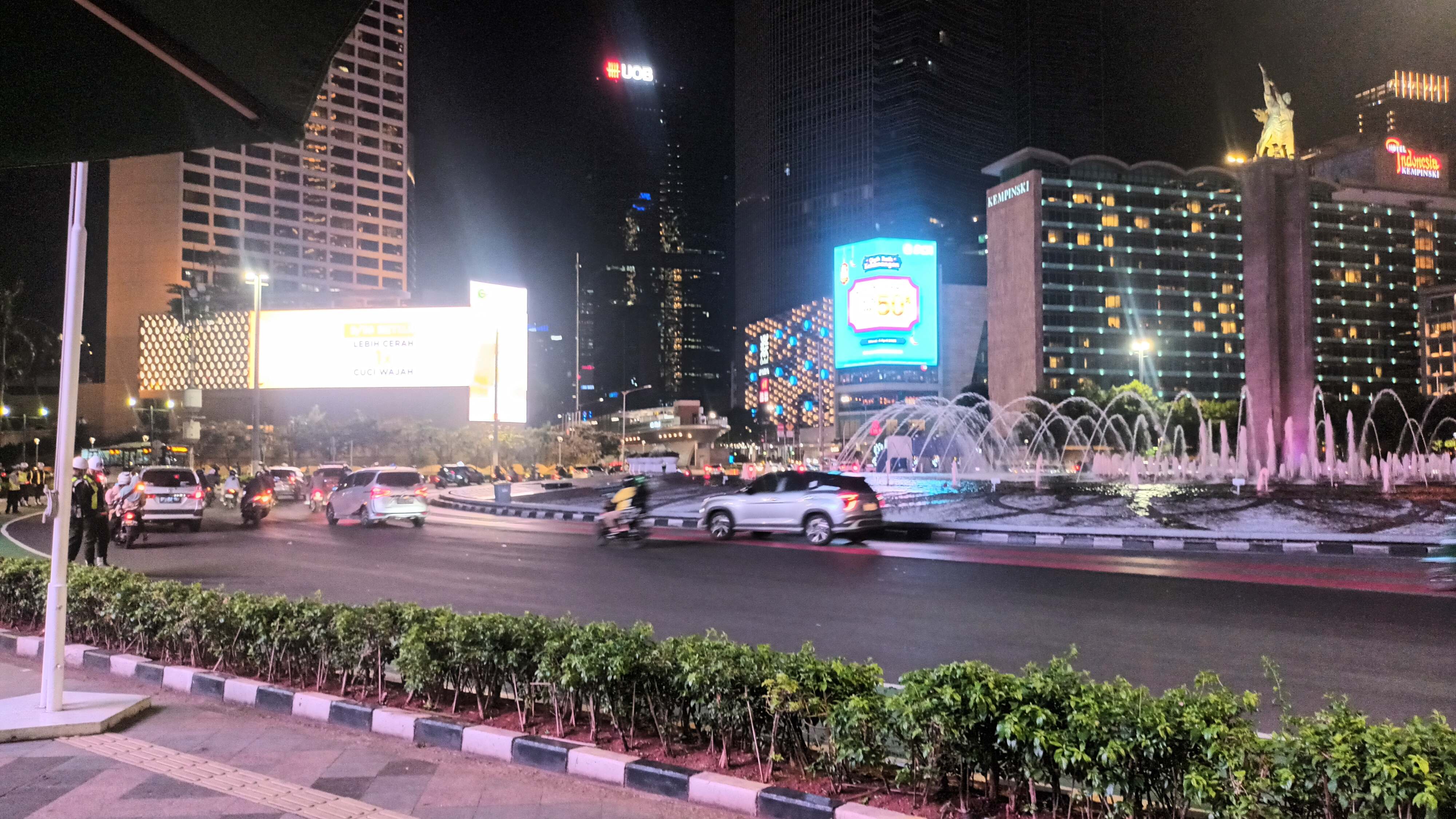 Suasana Malam Takbiran di Bundaran HI, Polisi Pantau Konvoi Keliling