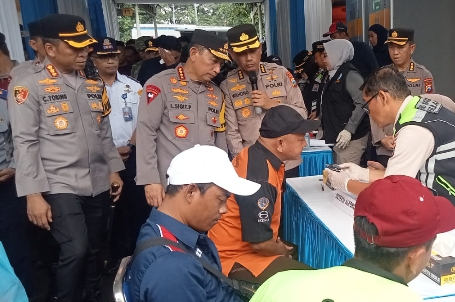 Kapolri Sambangi Terminal Purabaya, Ingatkan Sopir Bus Siapkan Sopir Cadangan saat Mudik