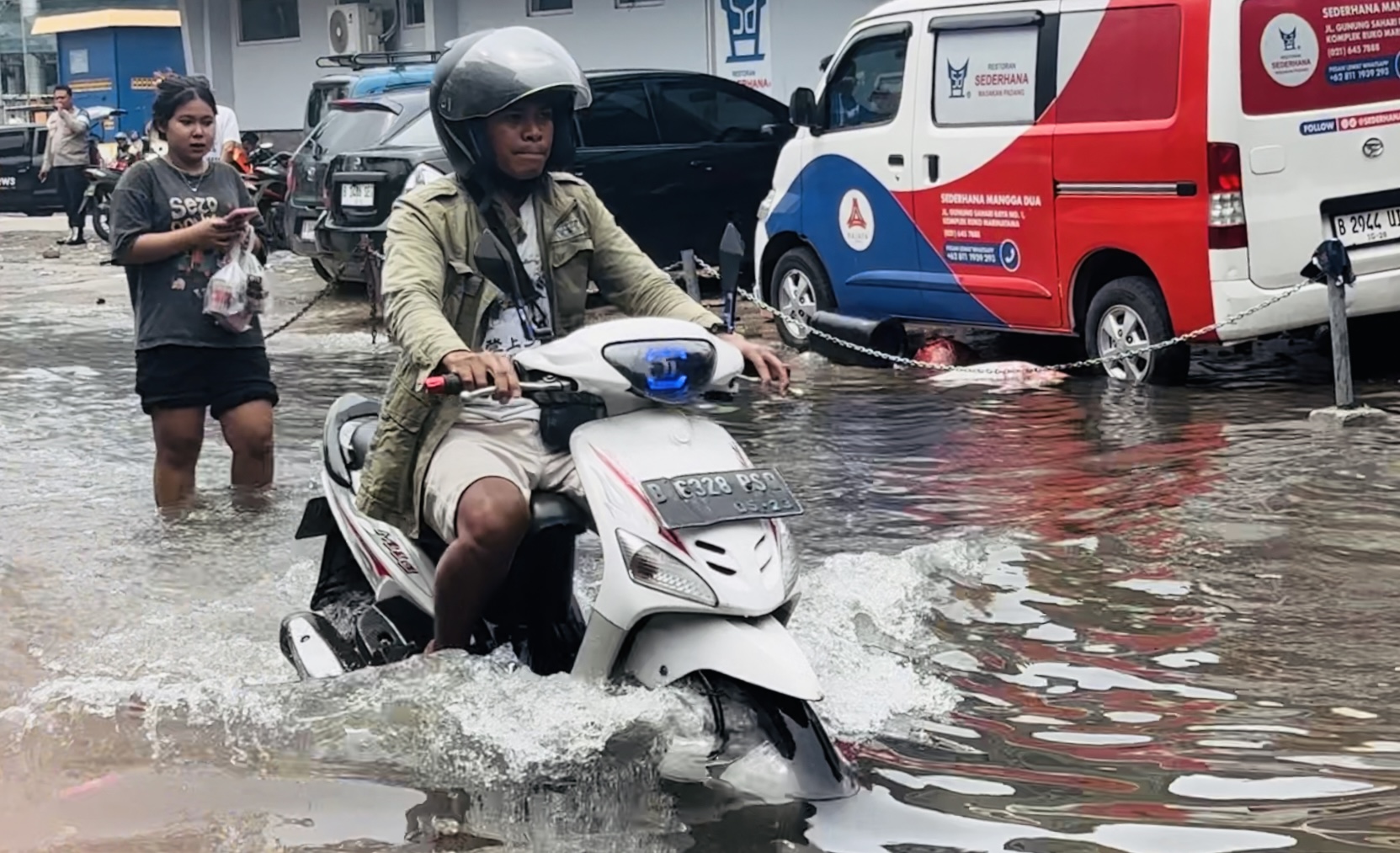 Update Lokasi Banjir Jakarta, 12 RT dan 17 Ruas Terendam Hingga 50 Centimeter