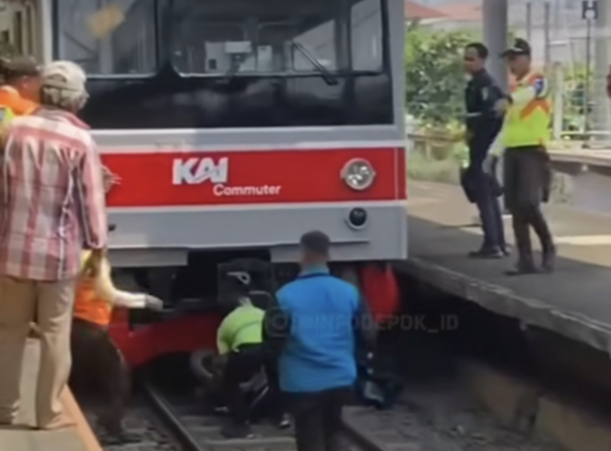 Pemotor Tertabrak KRL di Stasiun Bojonggede Arah Citayam