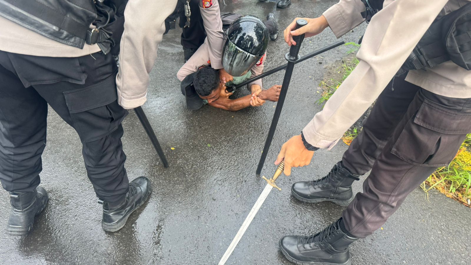 Bikin Resah! Pria Acungkan Sajam ke Polisi Ternyata Sempat Setop Bus dengan Parang