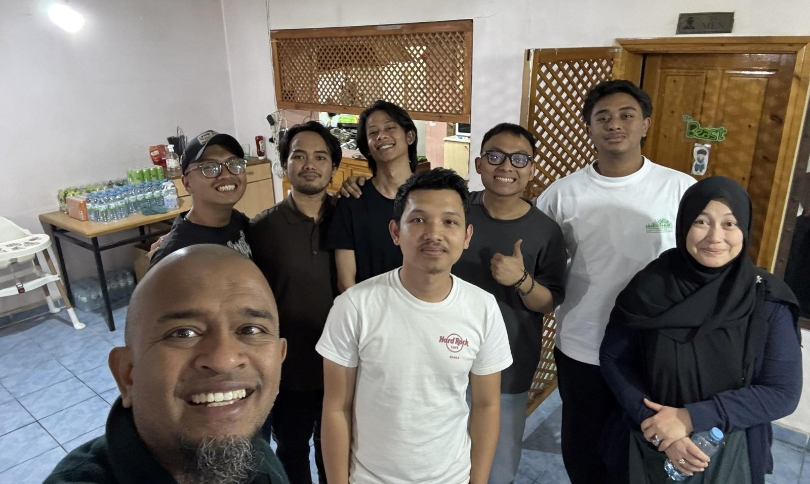 Cerita Diaspora oleh Yunaz Karaman (3): Jadi Waiters Layani Awkarin