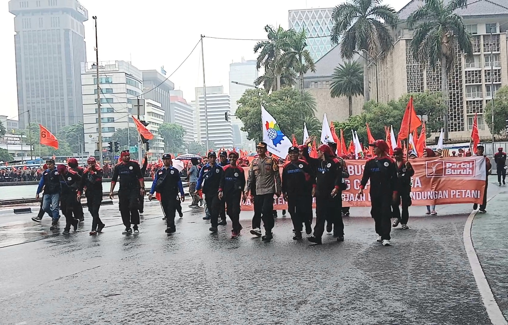 Demo Tuntut Kenaikan Upah 10%, Ribuan Buruh Mulai Berdatangan ke Kawasan Patung Kuda