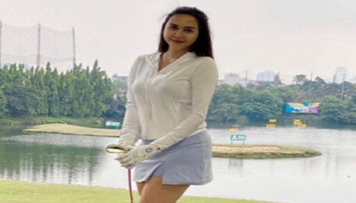 Aura Kasih Unggah Foto Main Golf Pakai Rok Mini Warna Biru Muda, Begini Penampilan Seksinya
