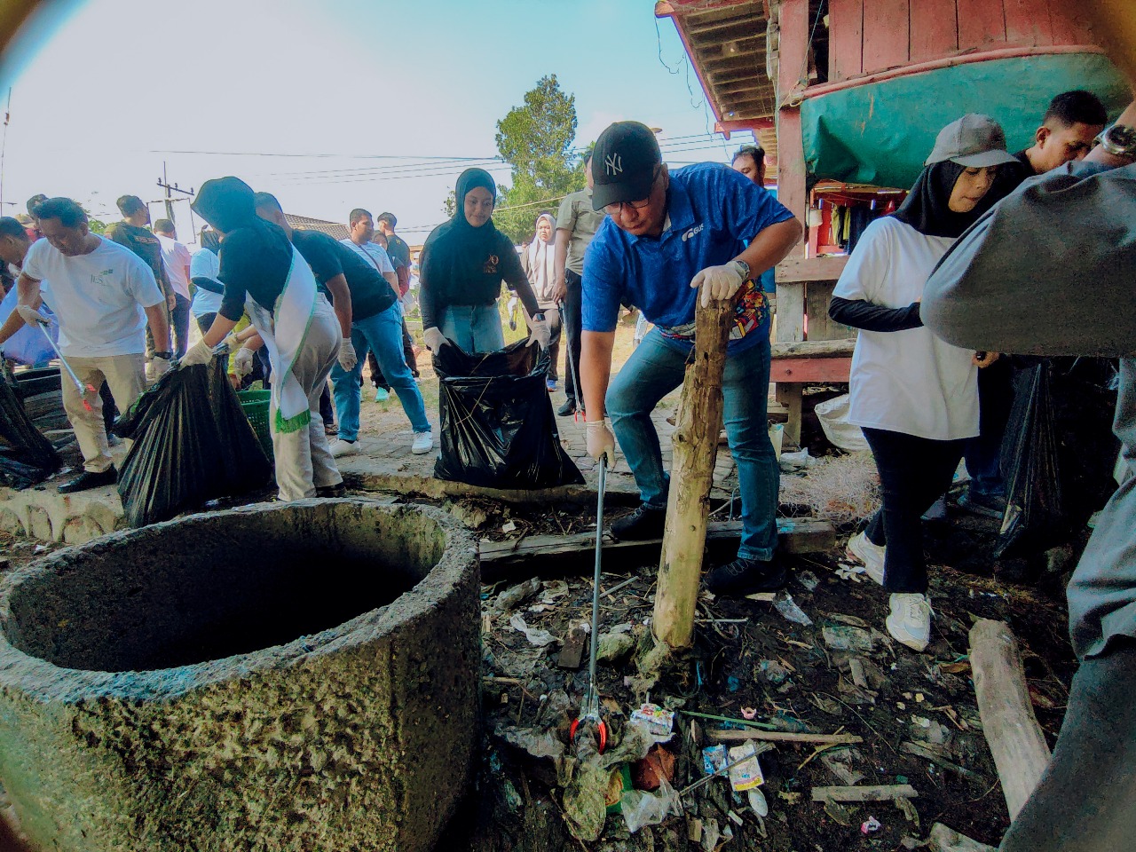 Sambut HUT Ke-80 RI, Wabup Gresik Pimpin Aksi Bersih-Bersih Pesisir, Angkut 628 Kg Sampah