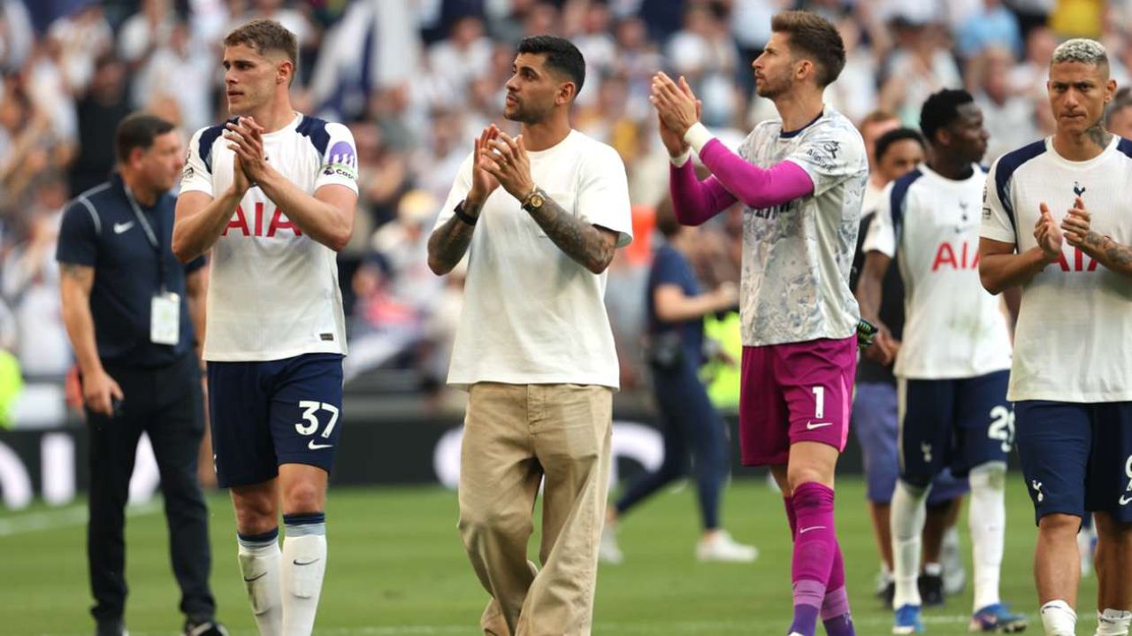 Tottenham Selamat dari Degradasi, Van de Ven Akui Spurs Sangat Memalukan