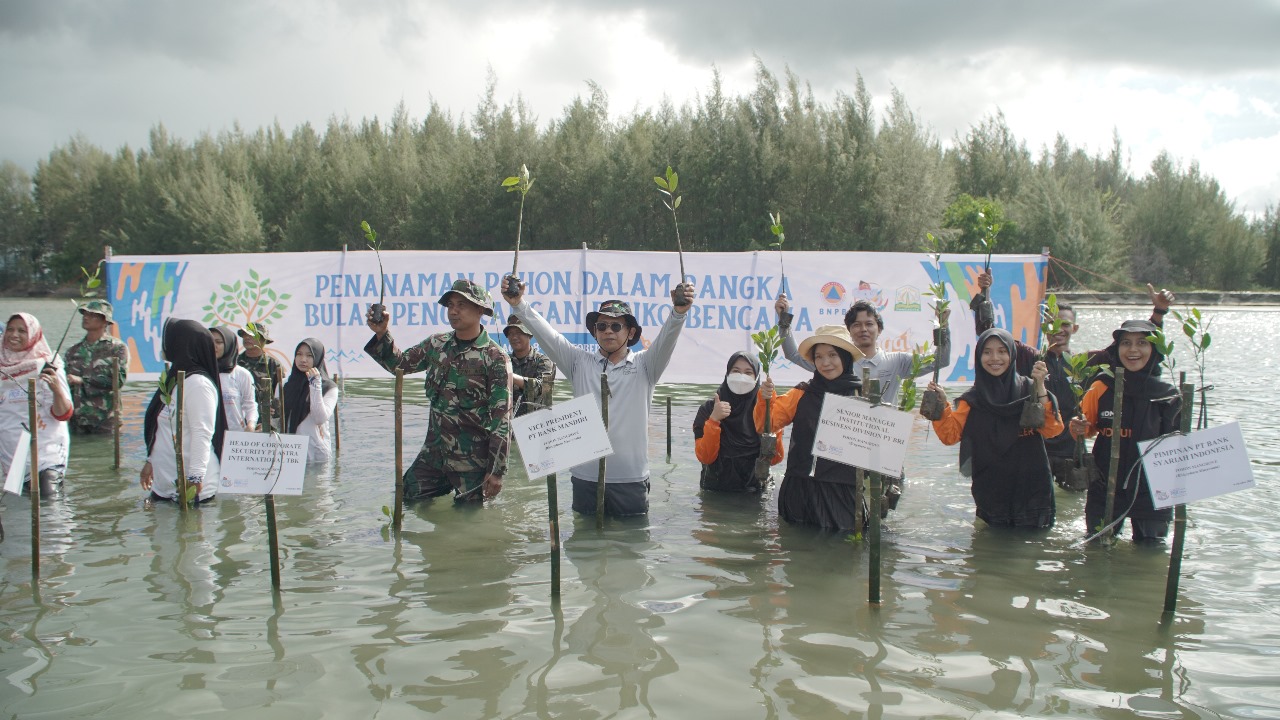 Dompet Dhuafa Tanam 220 Mangrove di Pantai Uleee Lheue Banda Aceh