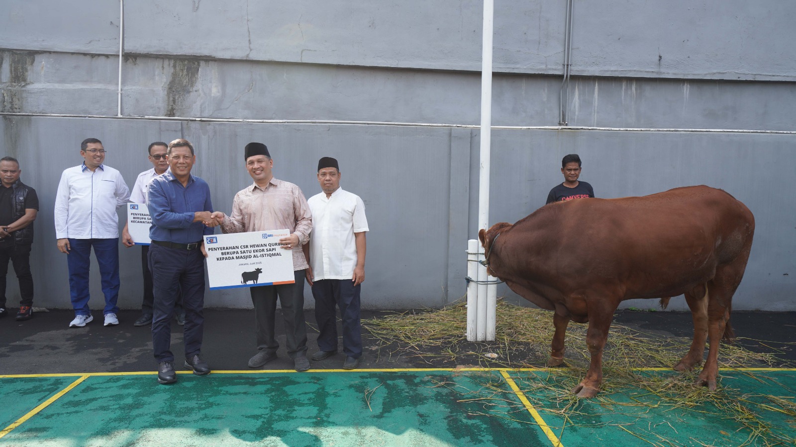 Sambut Idul Adha 1446 H, BRI Insurance Salurkan 44 Hewan Kurban ke Seluruh Indonesia