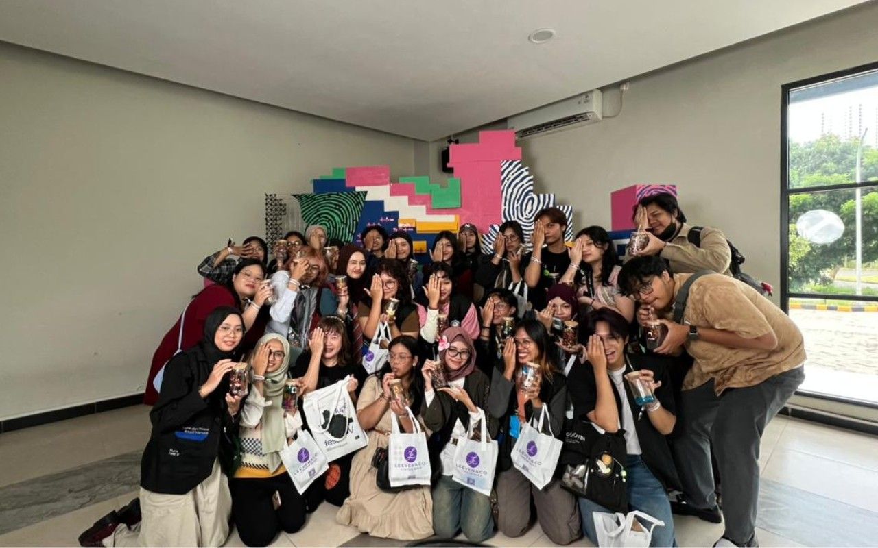 Hari terakhir Rupafest V ITS: Asyiknya Menuangkan Ide Kreatif di Atas Kaca 