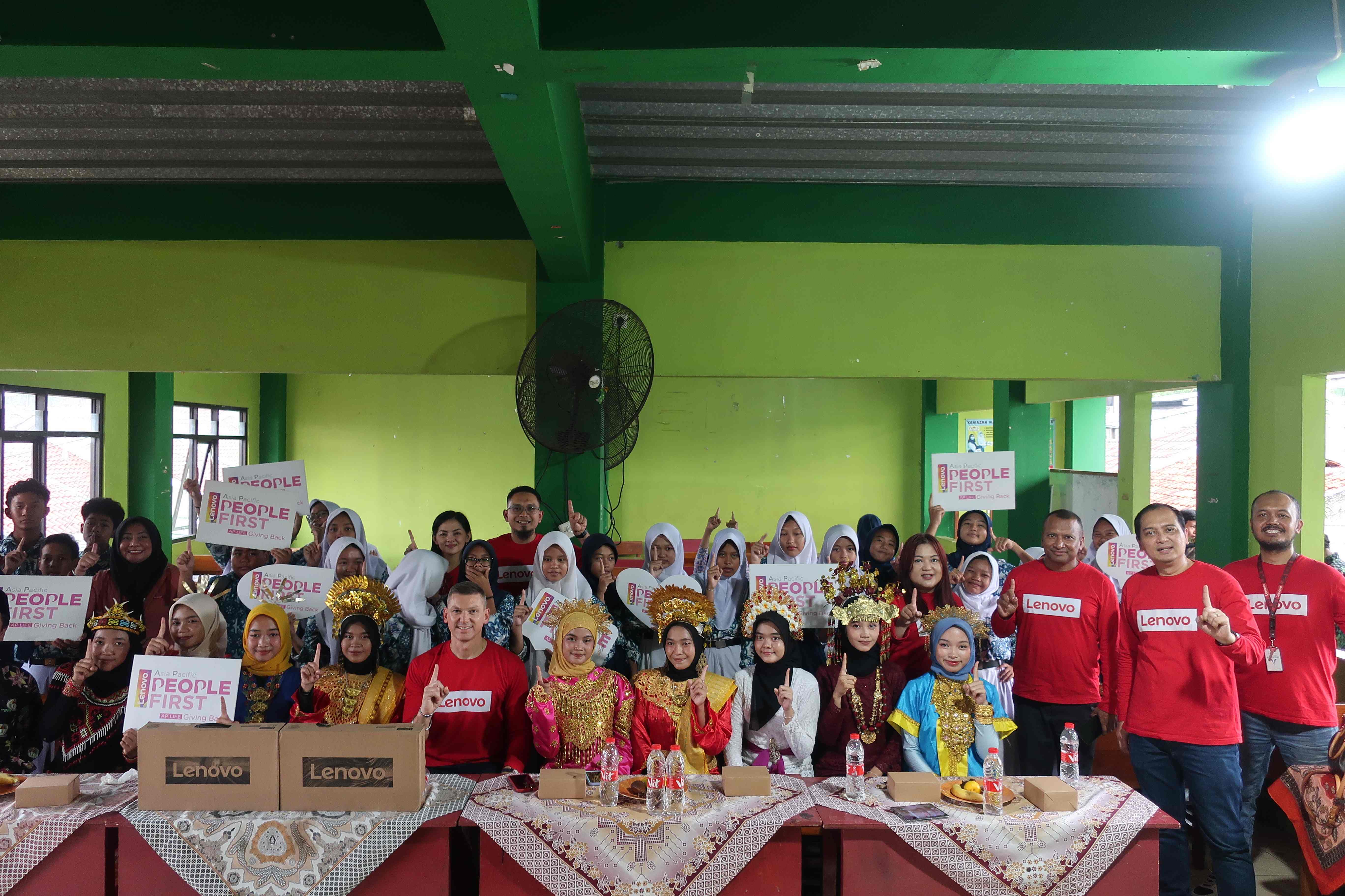 Dukung Literasi Digital, Ratusan Laptop dan Komputer Disebar ke Sekolah di Jadetabek