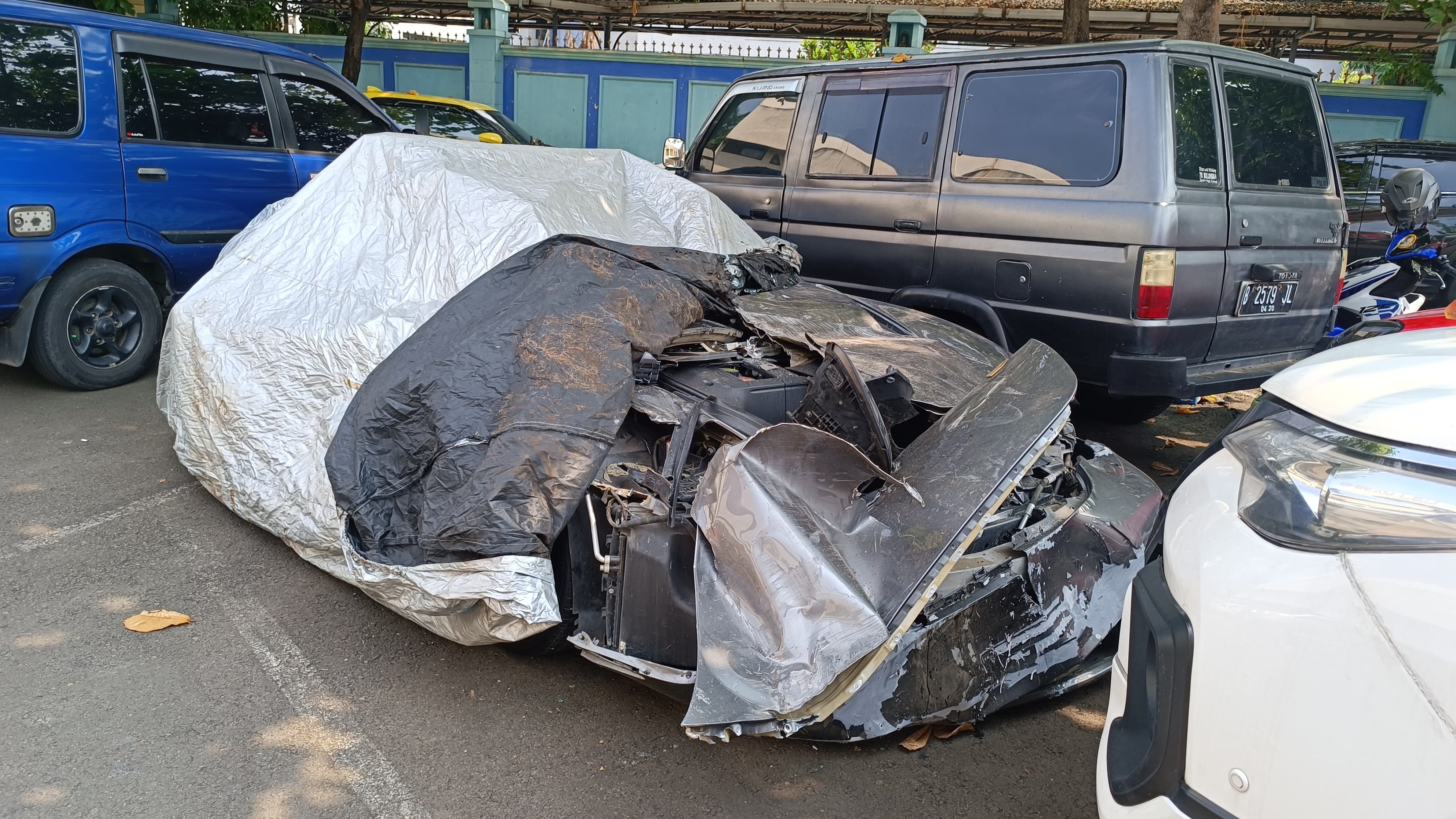 Penampakan Porsche Cayman yang Masuk Kolong Truk di Tol Kuningan