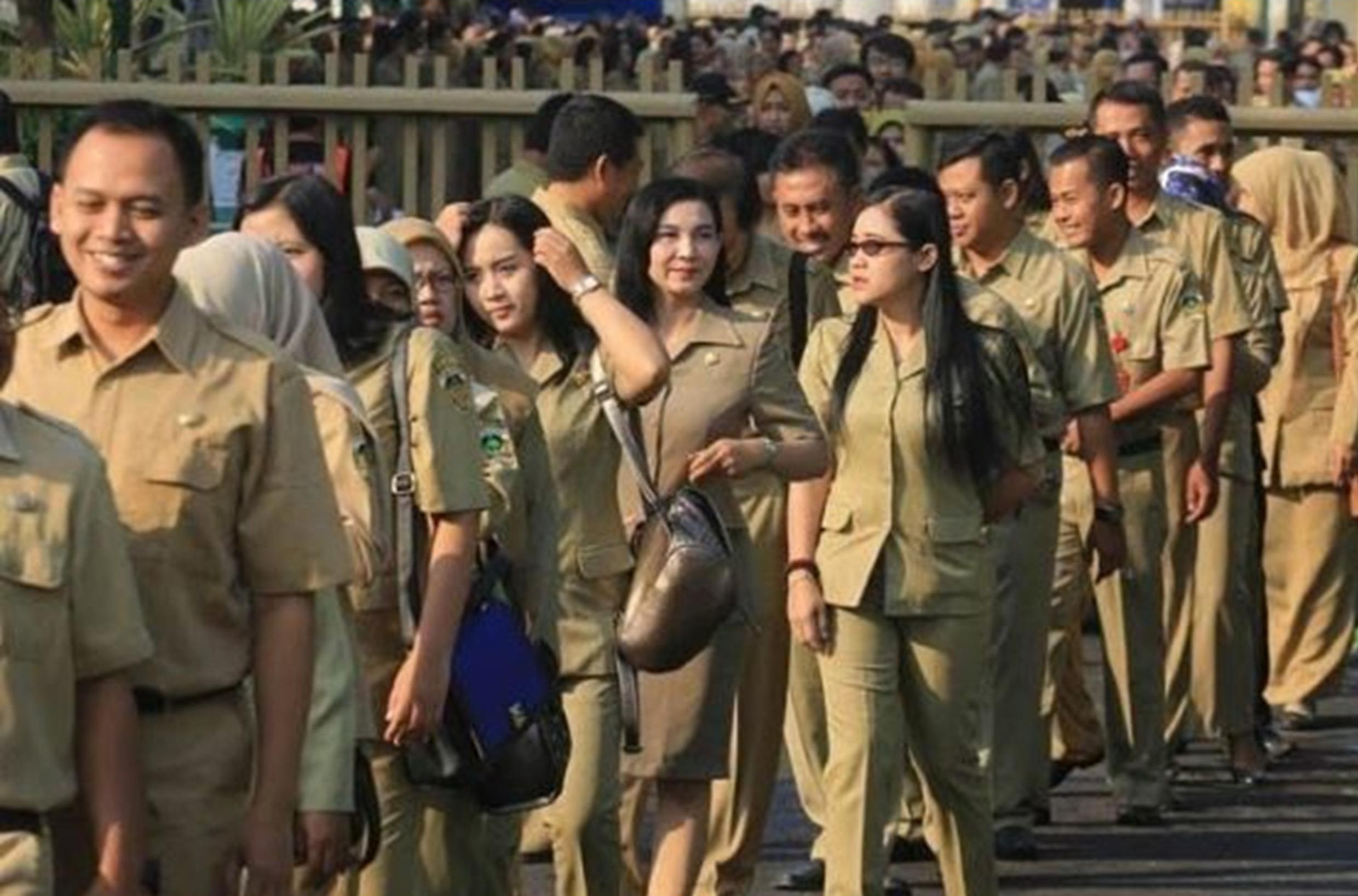 Perpres Baru! Jokowi Ubah Sistem Kerja PNS Bisa dari Mana Saja, Makin Enak Bener!