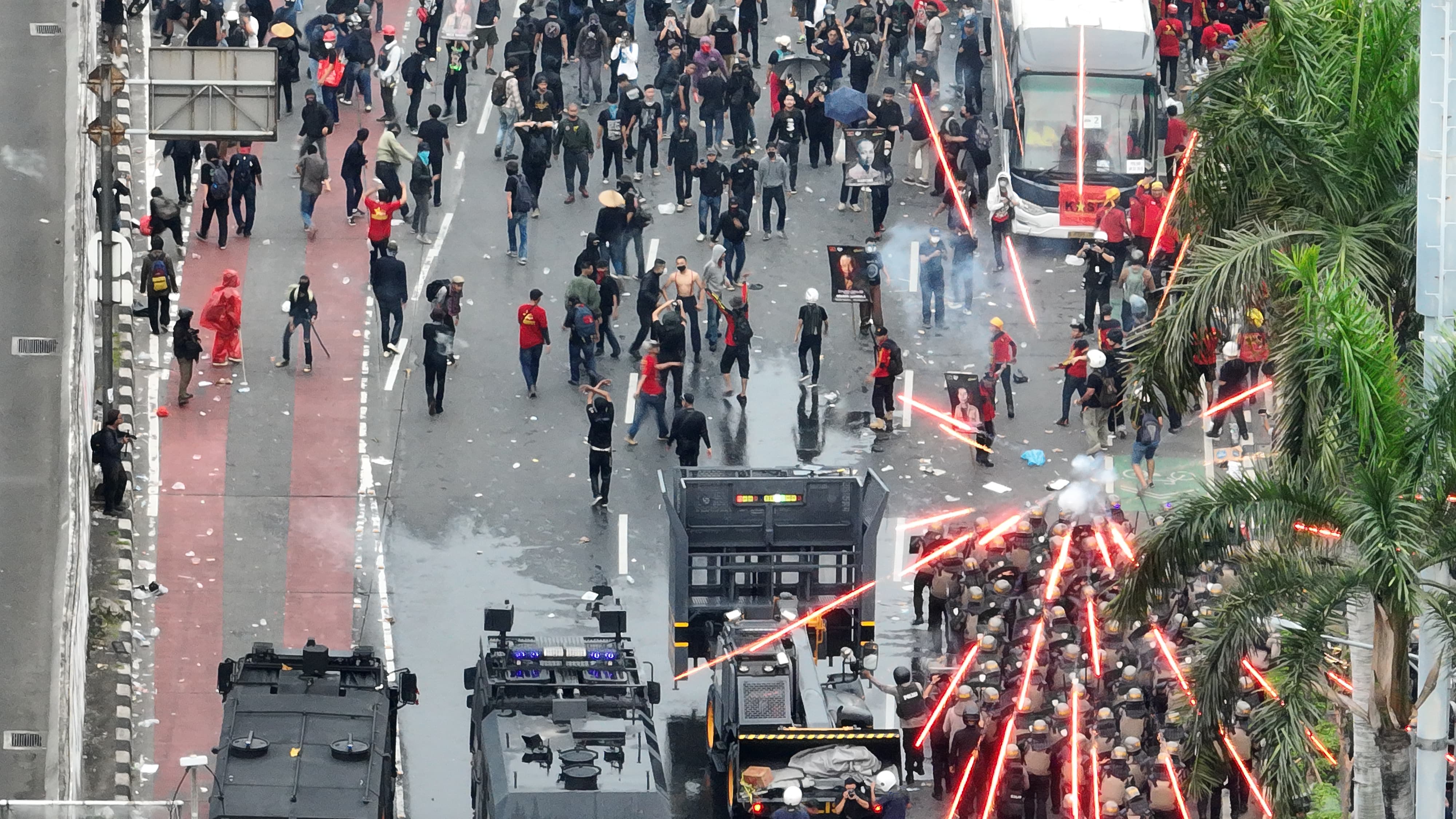 Aksi May Day di Gedung DPR Berakhir Ricuh, 13 Orang Diamankan Polisi