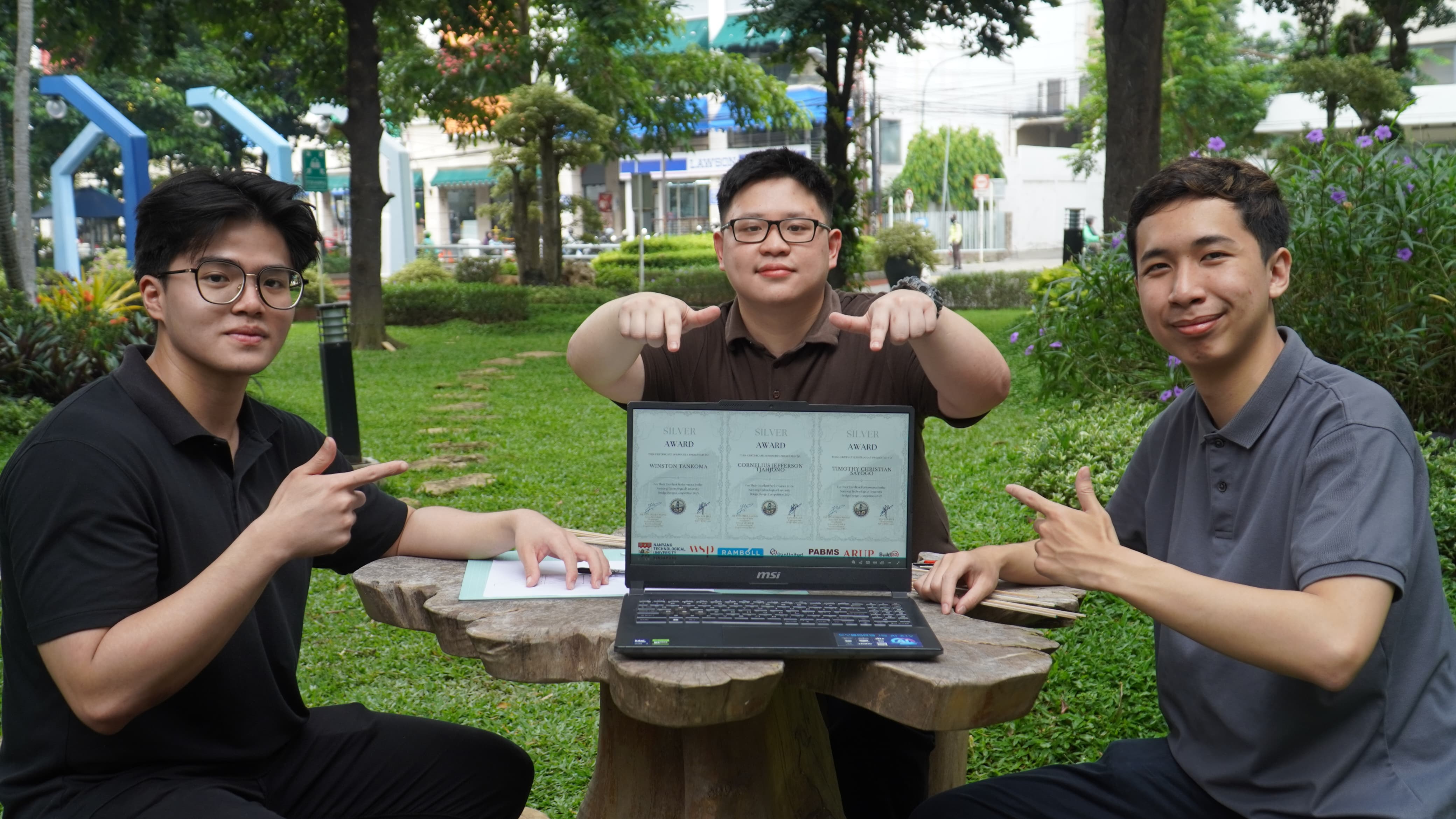 Dari Surabaya ke Singapura, Tiga Mahasiswa Petra Christian University Taklukkan Dunia Lewat Jembatan Mini