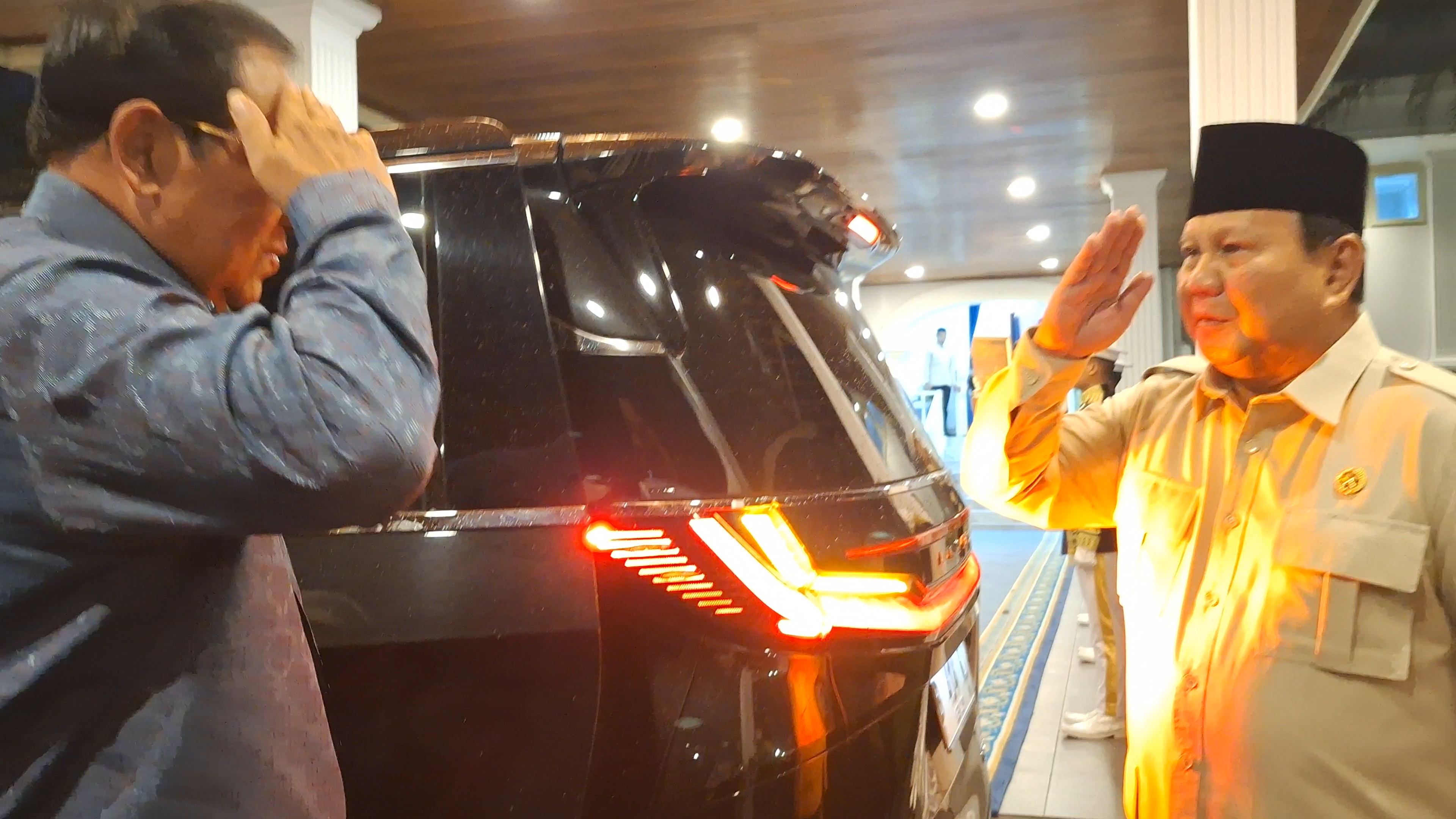 Momen Prabowo Beri Hormat ke SBY saat Menyambut di Teras Istana