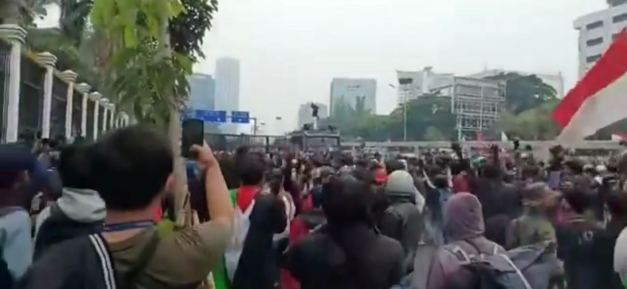 Demo di Gedung DPR Ricuh, Polisi Tembakkan Water Cannon