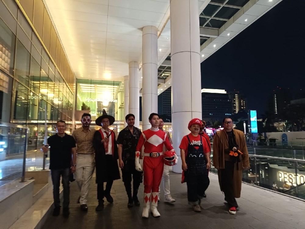 Sambut Halloween, Kevin Aprilio dan Independent Supercar Club Tampil dengan Kostum Unik