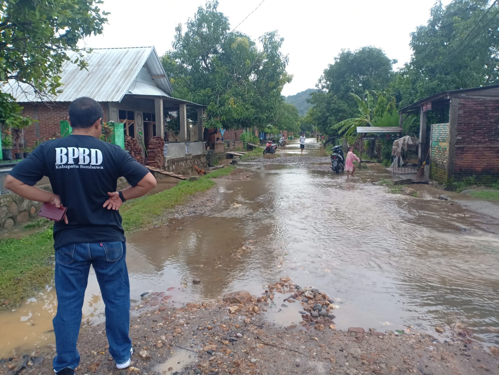 Banjir Sumbawa Meluas, BPBD Kerahkan Petugas Bantu 168  Warga Menjauh dari Lokasi Bencana 