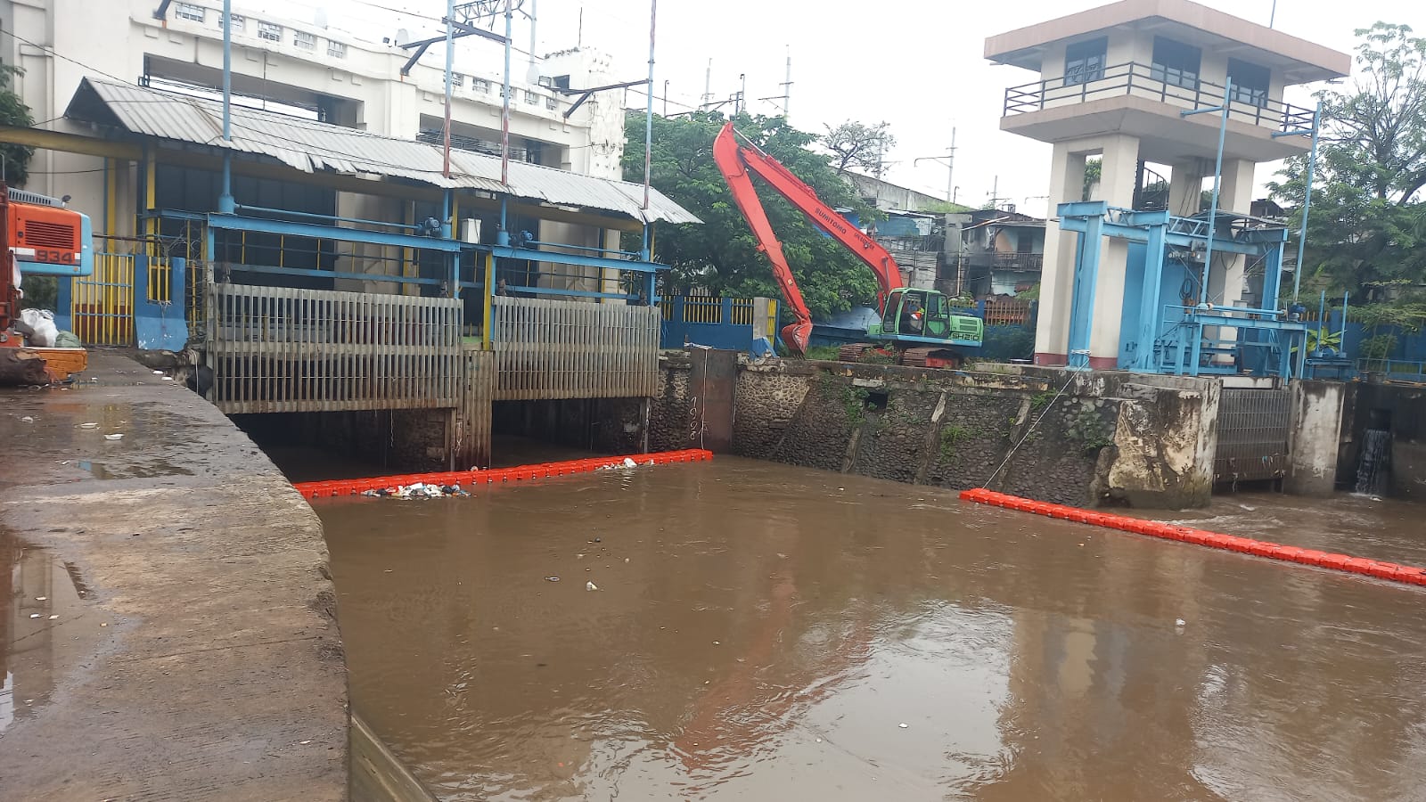 Jakarta Diguyur Hujan Sejak Pagi, Warga di Bantaran Sungai Diminta Waspada Luapan Kali Ciliwung
