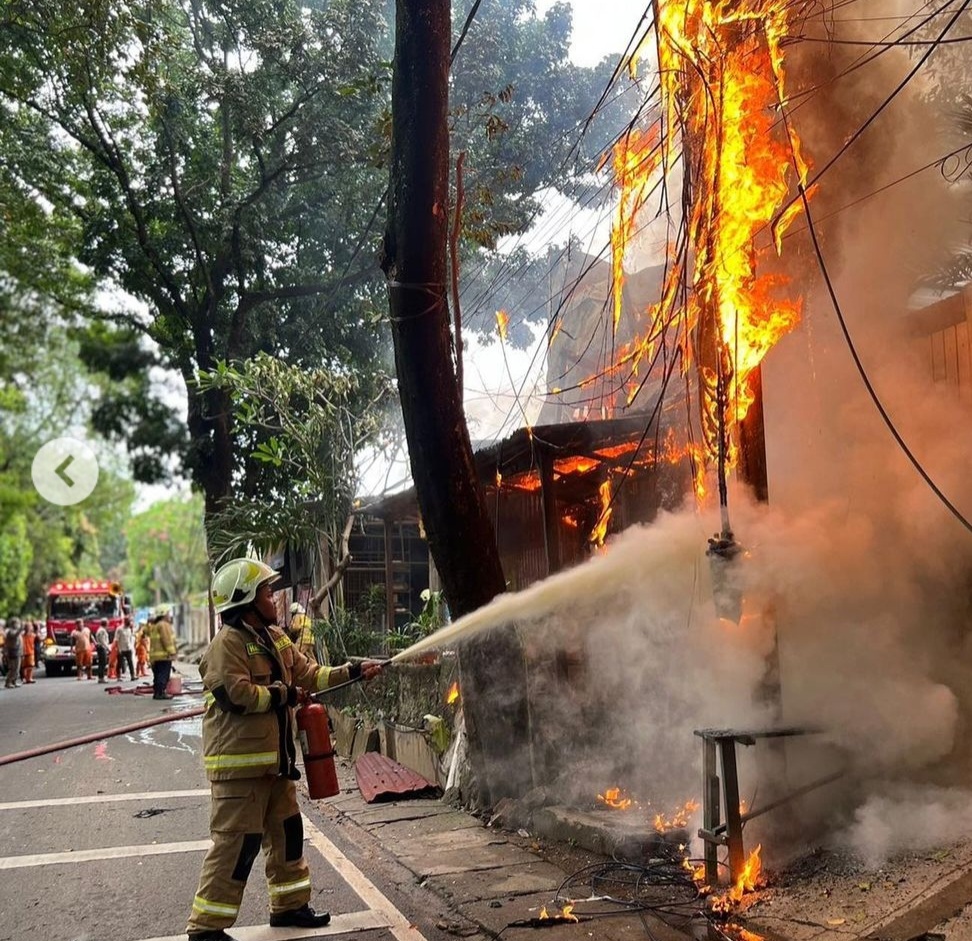 15 Unit Damkar Turun Tangan Jinakan Api di Pondok Labu, Api Makin Membesar Saat Dipadamkan Pemilik