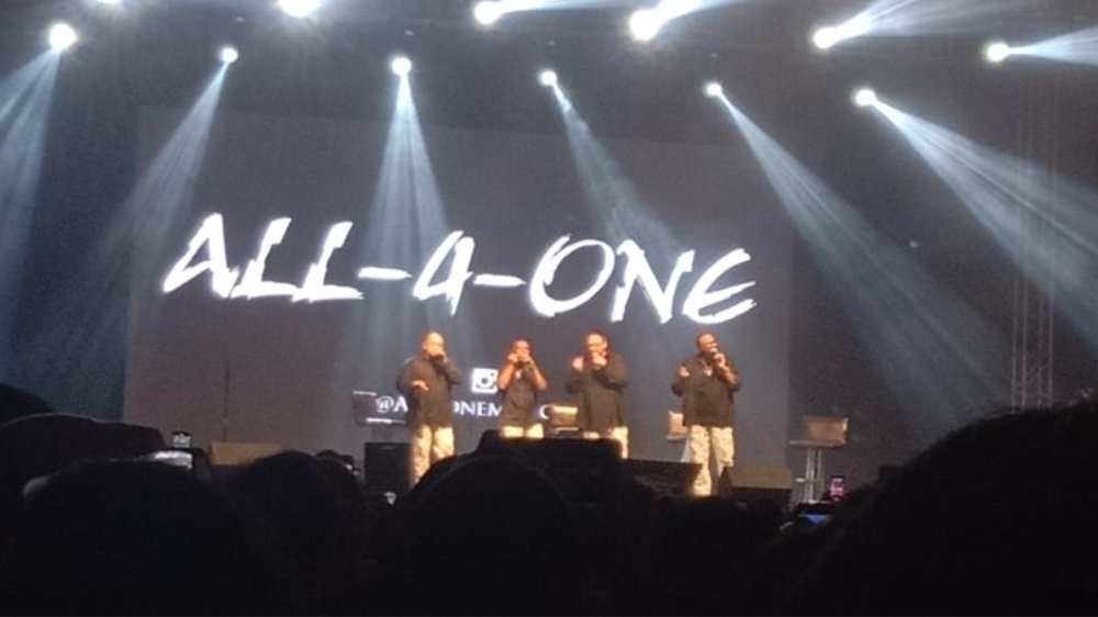 All 4 One Sukses Gelar Konser Anniversary di Jakarta, Penggemar Kompak Nyanyi 'I Swear' Sambil Nyalakan Flash